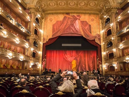 El Teatro Colón reabrió sus puertas al público este viernes, 2 de julio, con la función que ofreció la Orquesta Filarmónica de Buenos Aires.