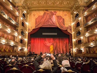 El Teatro Colón, en Buenos Aires, el día de su reapertura, en julio de 2021.