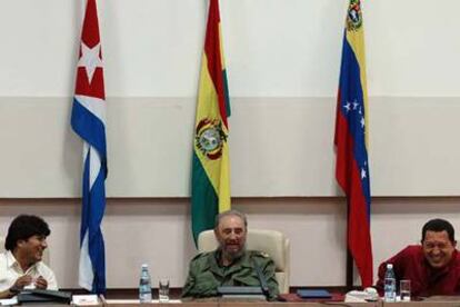 Evo Morales, Fidel Castro y Hugo Chávez, de izquierda a derecha, ayer en un acto en La Habana.