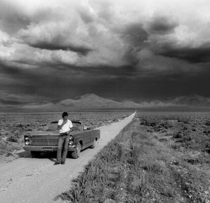 Bruce Springsteen apoyado en un coche.