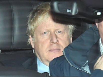 El candidato conservador, Boris Johnson, abandona este domingo los estudios de la BBC en Londres