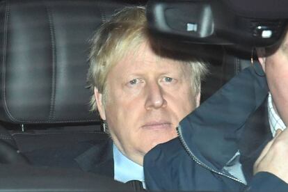 El candidato conservador, Boris Johnson, abandona este domingo los estudios de la BBC en Londres