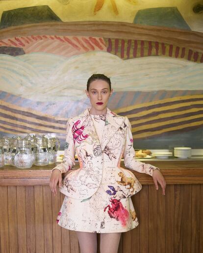 Traje de Schiaparelli. La modelo lleva la máscara de pestañas Volume Effet Faux Cils negra, de Yves Saint Laurent Beauté.