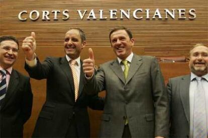 Serafín Castellano, Francisco Camps, Joan Ignasi Pla y Antoni Such, ayer, tras la aprobación del Estatut en las Cortes Valencianas.