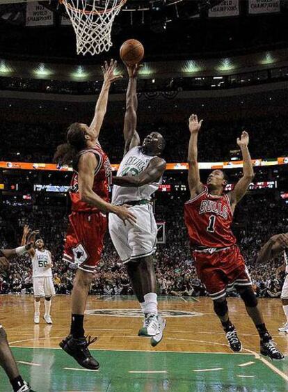 Kendrick Perkins, de los Celtics, lanza sobre Joakim Noah, de los Bulls.