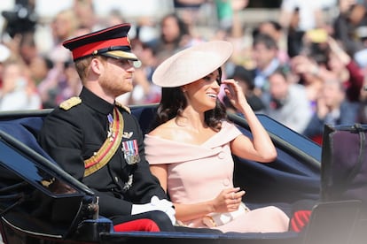 El príncipe Enrique y Meghan Markle, llegan en coche de caballos a su primer 'Trooping the Colour' como marido y mujer, después de que se casaran un mes antes en la capilla de San Jorge del Castillo de Windsor.