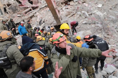 Personal de rescate israelí participa en la búsqueda de supervivientes en la ciudad turca de Kahramanmaras, el viernes.