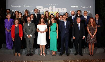 La reina Letizia, en el centro de la imagen. A su izquierda, la presidenta del Congreso de los Diputados, Francina Armengol; el presidente del Senado, Pedro Rollán, y la vicepresidenta tercera, Teresa Ribera. Y a su derecha, el presidente de Prisa, Joseph Oughourlian; el consejero delegado de Capgemini, Luis Abad, y la vicepresidenta del Consejo de Administración de Prisa, Pilar Gil. Detrás, el presidente ejecutivo de Prisa Media, Carlos Núñez; otras autoridades y directivos de Prisa, los miembros del jurado y los premiados. 