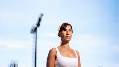 La doctora Eva Ferrer posa en las instalaciones de la Ciudad Deportiva Joan Gamper, en Sant Joan Despí (Barcelona).