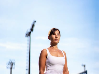 La doctora Eva Ferrer posa en las instalaciones de la Ciudad Deportiva Joan Gamper, en Sant Joan Despí (Barcelona).