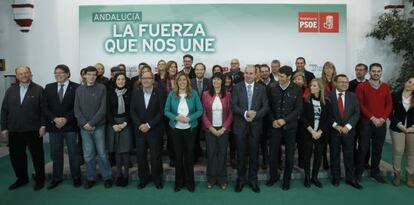 Susana D&iacute;az, con su nueva ejecutiva en la sede del PSOE andaluz.
