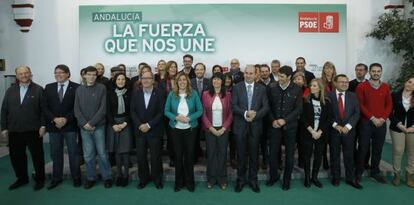 Susana Díaz, con su nueva ejecutiva en la sede del PSOE andaluz.