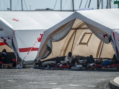 Inmigrantes llegados en las últimas pateras a Lanzarote en el Puerto de Naos de Arrecife en un campamento instalado por Cruz Roja a la espera de completar sus pruebas PCR y de que se les asigne un recurso de acogida.