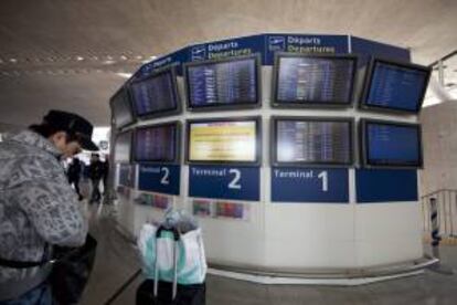 Un pasajero observa los paneles informativos referentes a las llegadas y salidas de vuelos en la terminal del aeropuerto internacional de Charles-de-Gaulle, en la ciudad de Roissy, cerca de Pars. EFE/Archivo