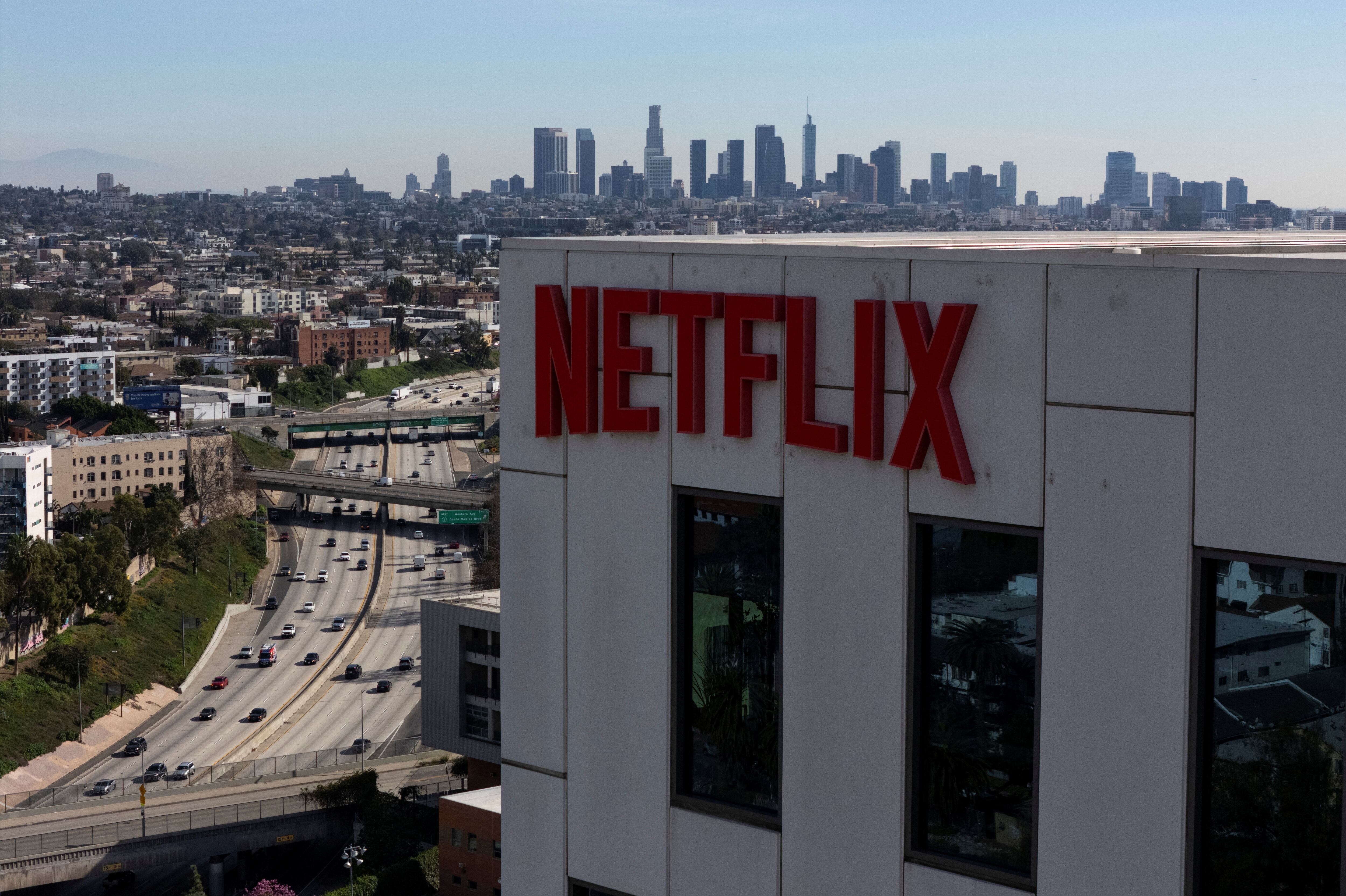 Netflix ajusta su balance: paraliza la recompra de acciones para ganar liquidez ante la compra de Warner