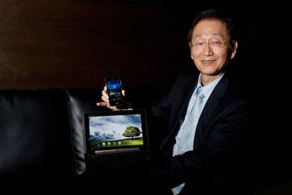 El presidente de Asus, con el Padfone.