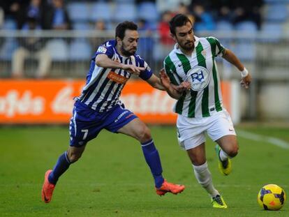 Guzm&aacute;n pugna por el bal&oacute;n con De los Reyes.