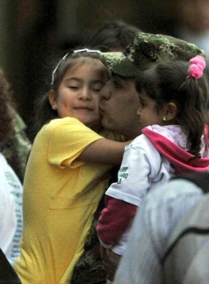 Salín Antonio Sanmiguel abraza y besa a sus hijas después de su liberación