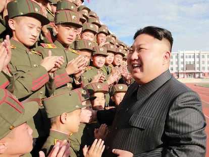 Kim Jong-Un fotografiado con estudiantes la semana pasada.