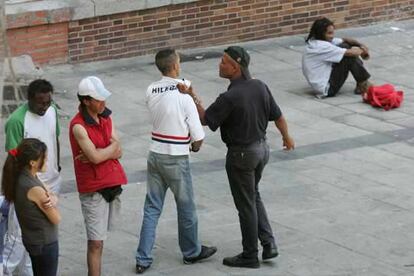 Dos jóvenes de aspecto magrebí se pelean en la plaza de Soledad Torres Acosta.