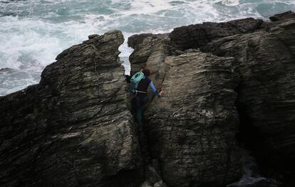 Fisherman Santi Diaz Mosquera, 41, a 'percebeiro' (barnacle fisherman), carries a rope to help him hang from the rocks to collect gooseneck barnacles on the coast of Ferrol, in the northwestern Spanish region of Galicia, December 19, 2016. REUTERS/Nacho Doce     SEARCH "BARNACLES" FOR THIS STORY. SEARCH "WIDER IMAGE" FOR ALL STORIES.
