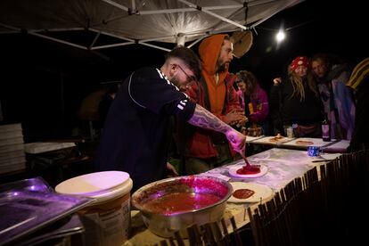 Uno de los puestos de comida del recinto, concretamente de pizzas caseras hechas al instante en un horno rústico fabricado a mano.