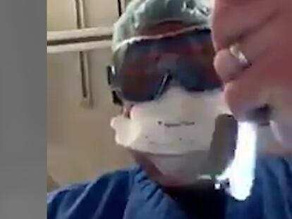 Un médico simula lo que ve un paciente con covid antes de morir