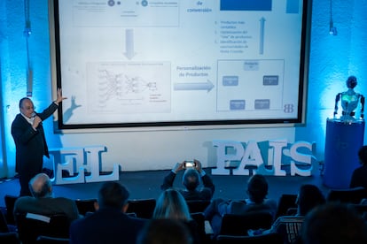Roberto Hernández De Hita, Director Ejecutivo de Transformación Digital de BanBajío, durante su conferencia.