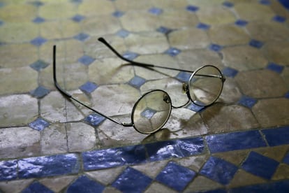 Las características gafas de Chris Stewart, uno de sus signos de identidad.