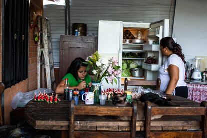 Erika y Camila, en la casa de sus abuelos, en La Sirena. Después de la muerte de la madre de Erika, se mudaron a esta vivienda, donde siguen gestionando el comedor comunitario para las personas en situación vulnerabilidad del barrio.