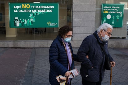 Publicidad en una sucursal bancaria de Madrid para atraer clientes ante la exclusión financiera de las personas mayores.