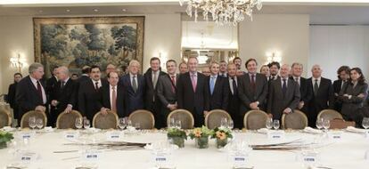 Fabra con los empresarios asistentes al almuerzo de la fundaci&oacute;n Conexus en Madrid. 