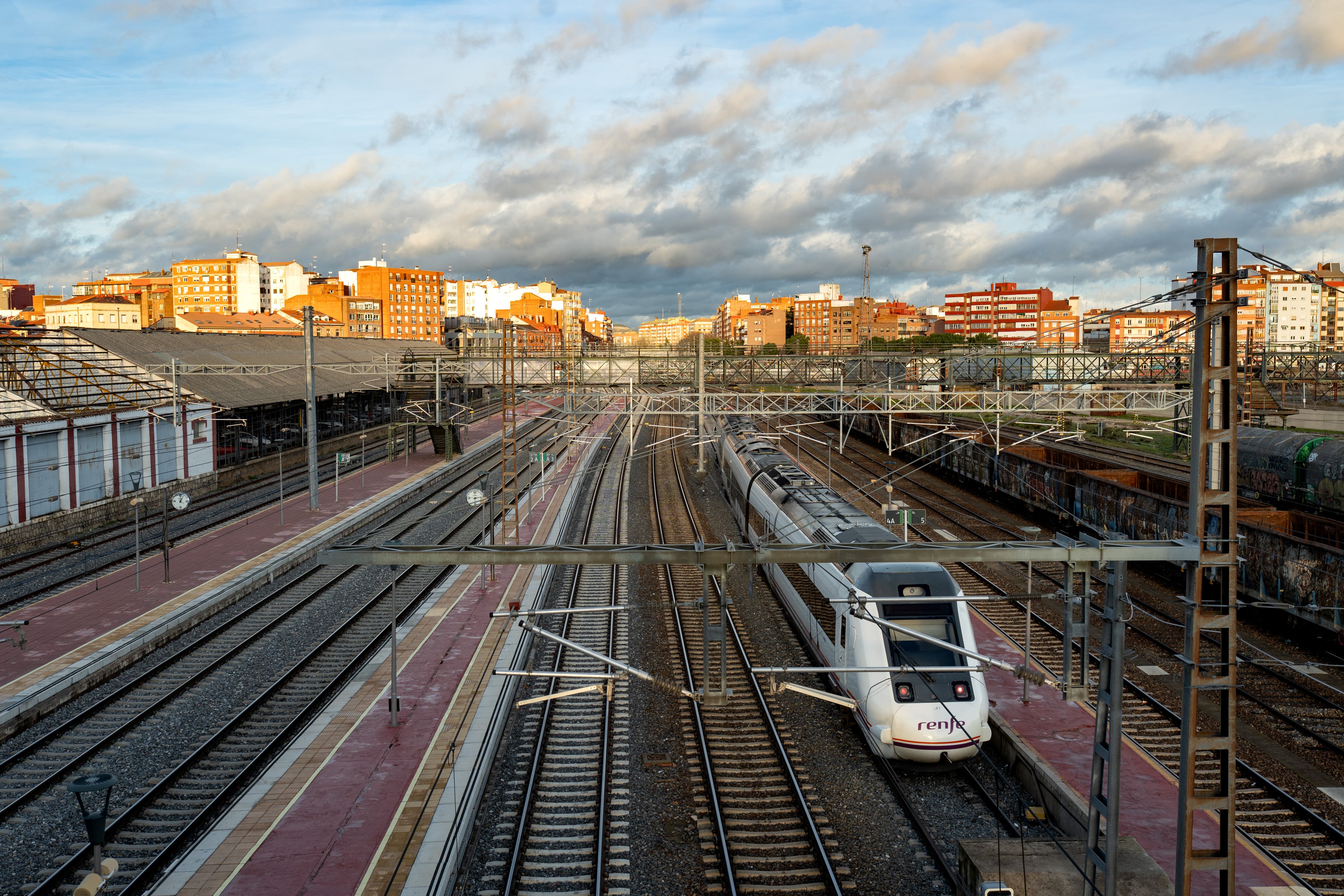 Un tren pasa por la estación Valladolid-Campogrande.