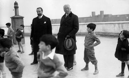 El presidente de la República, Niceto Alcalá Zamora, y el ministro Fernando de los Rios, en la visita a una escuela en 1932.