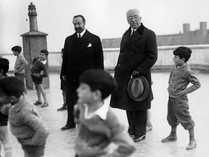 El presidente de la República, Niceto Alcalá Zamora, y el ministro Fernando de los Rios, en la visita a una escuela en 1932.