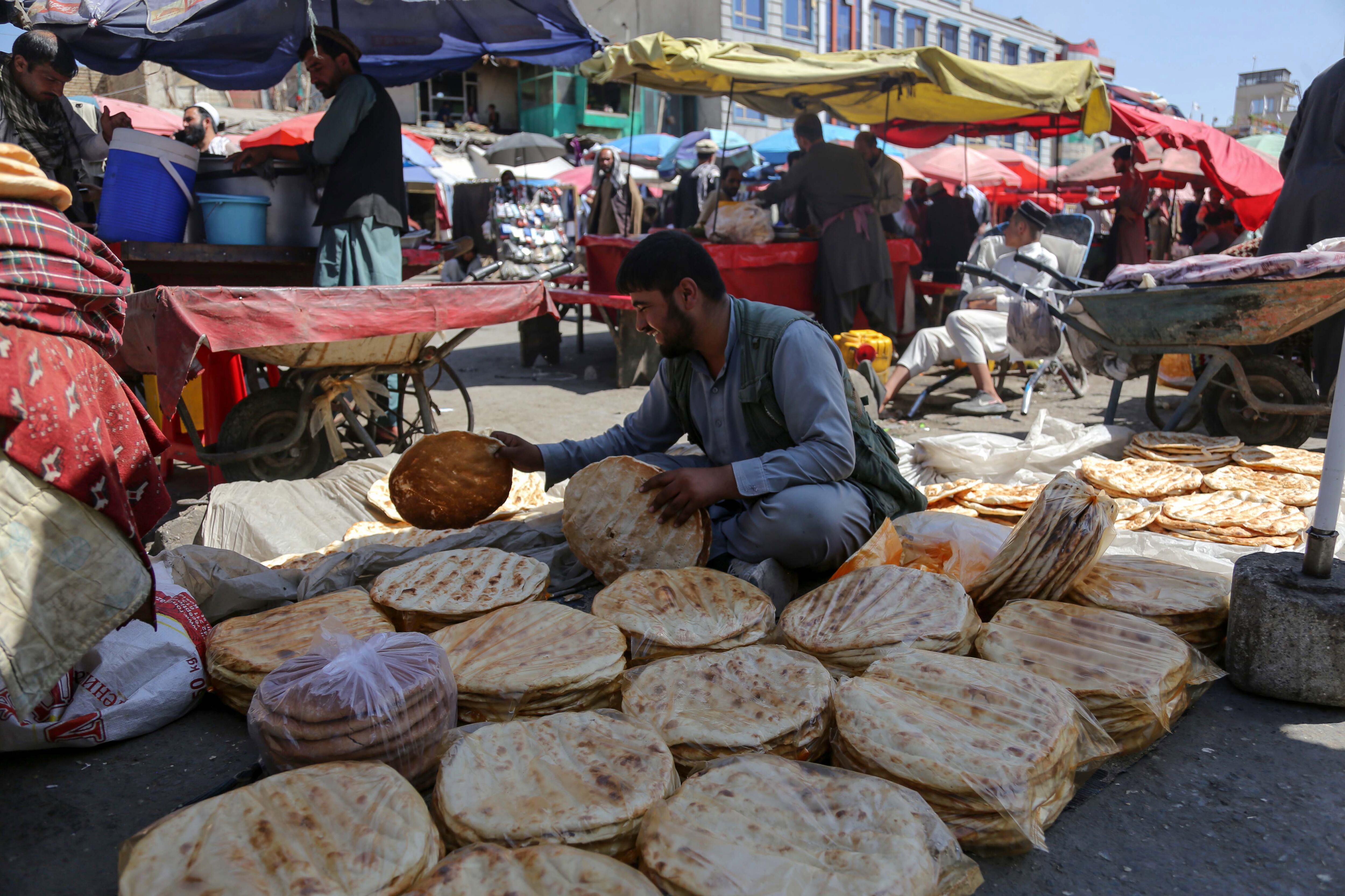 Vendedores de pan en Kabul, el 12 de septiembre, días después del anuncio de los recortes de fondos del Programa Mundial de Alimentos en Afganistán.