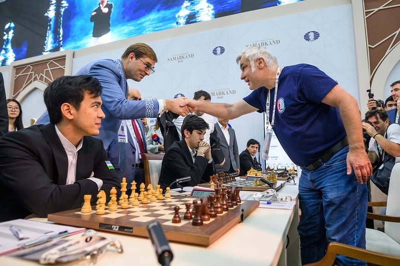 El nuevo presidente de la FIDE, el kazajo Timur Turlov, saluda a Vasili Ivanchuk minutos antes del comienzo de la últioma ronda