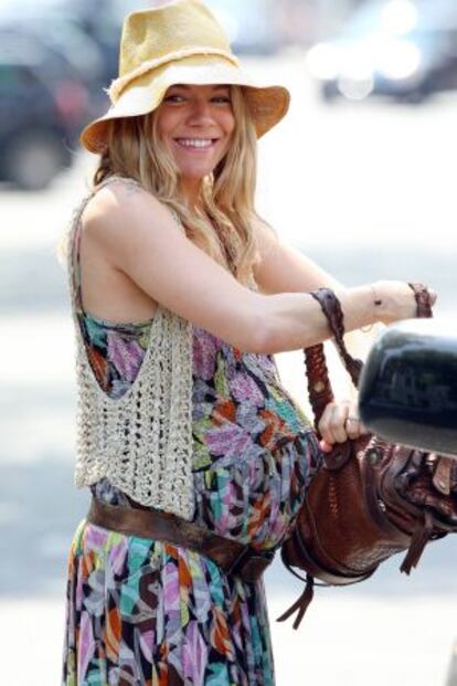 Sienna Miller paseando por las calles de Londres