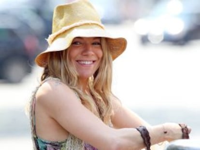 Sienna Miller paseando por las calles de Londres