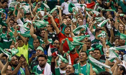 La afici&oacute;n mexicana durante el partido contra Estados Unidos