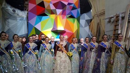 El alcalde de Valencia, Joan Ribó, junto a la Fallera Mayor y su corte ante la falla municipal.