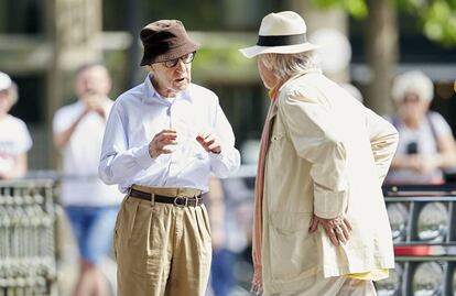 Woody Alen da instrucciones a uno de sus actores durante la grabación en San Sebastián, este verano, de su siguiente película.