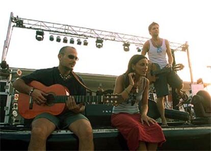 Eduardo, a la izquierda, Lamari y Daniel, durante la prueba de sonido del concierto de Punta Umbría.