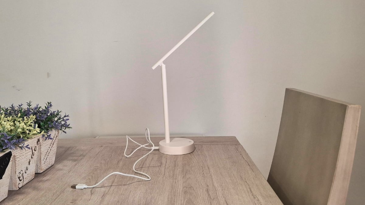 La lámpara ganadora apenas ocupa espacio y destaca por un diseño moderno y minimalista.