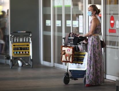 Una pasajera transporta su equipaje en aeropuerto de Madrid-Barajas.