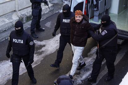 Mohamed Amra es escoltado por la policía rumana en su camino al Tribunal de Apelación de Bucarest, este domingo.