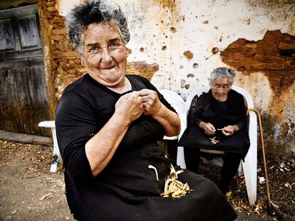 Alice y Ot&iacute;lia son hija y madre, unas de las pocas personas que quedan en la aldea de Quinta de Vale de Pena, en la terra fr&iacute;a portuguesa (Braganza).