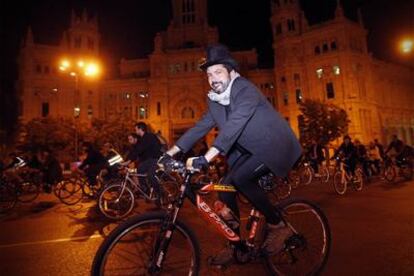 Varios ciclistas circulan junto al Palacio de Cibeles ayer durante la concentración de BiciCrítica.