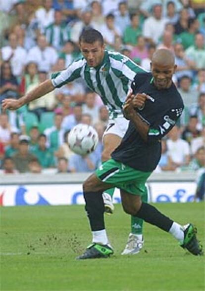 Varela despeja el balón ante Regueiro.