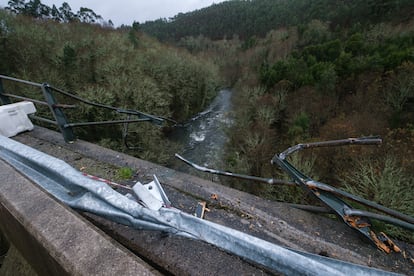 El vehículo se despeñó en un puente de la carretera N-541 a la altura de la localidad de Pedre, a unos 34 kilómetros de la ciudad de Pontevedra.